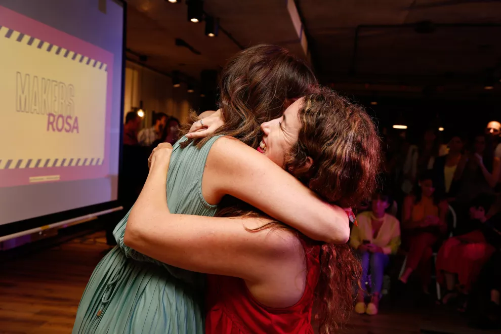 El abrazo entre Daniela Aza, la Maker Rosa, y Soledad Simond, Directora de OHLALÁ!.