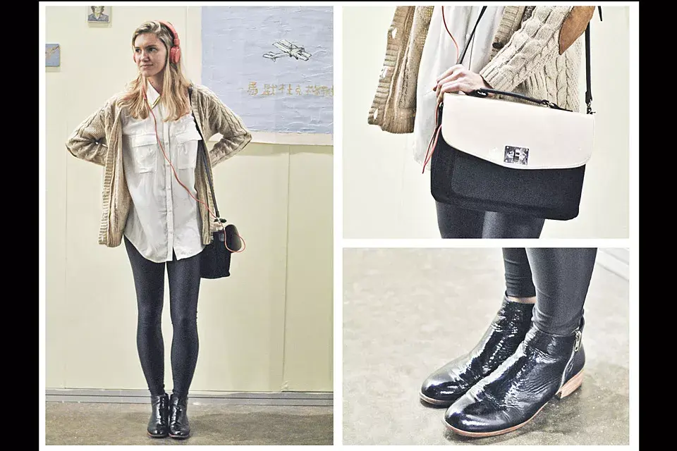 Leggings metalizadas negras, camisa larga blanca, cardigan crudo, botitas charoladas, cartera tipo sobre bicolor y headphones flúo que le dan un acentó original al total look