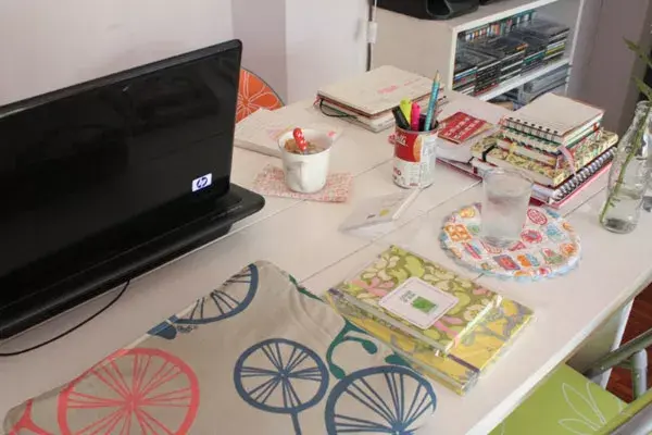 Zona de trabajo posando para la foto, porque, según la bloguera, por lo general es un bardo con actitud rocker