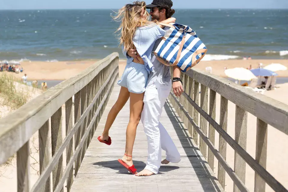 Él: gafas (Ray-Ban), camisa (Herencia Argentina, $1300), pantalón (Herencia Argentina, $1250).