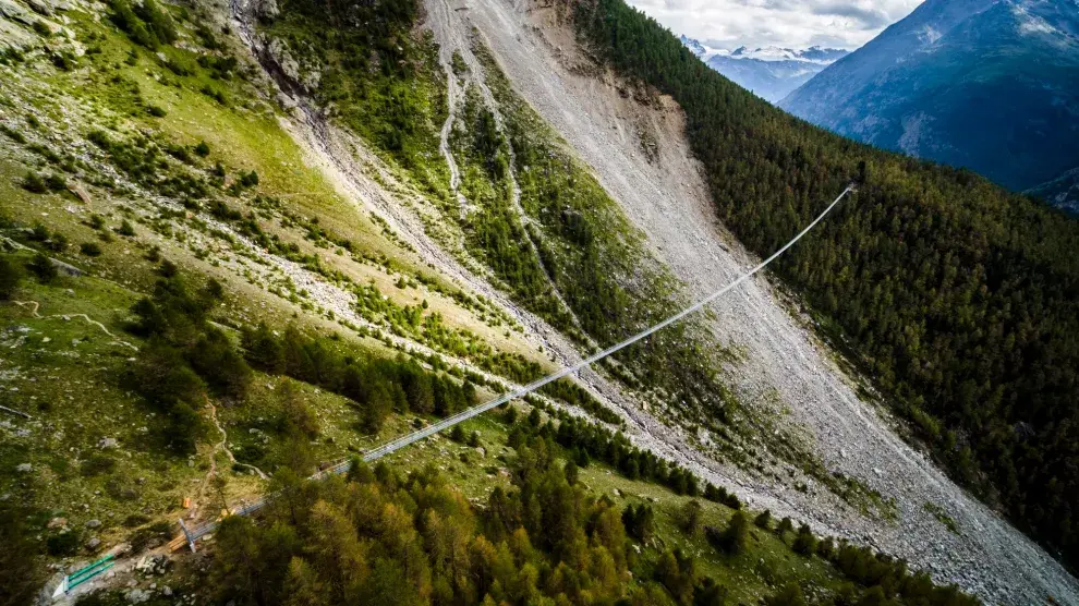 El puente suizo tiene 494 metros de largo y es parte de una ruta de trekking entre Grächen y Zermatt