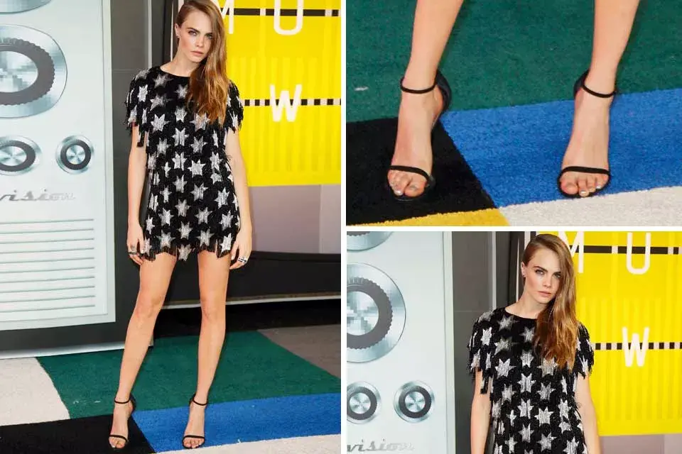 Cara Delevingne asistió a la entrega de premios con un vestido con estampa de estrellas y flecos firmando por Saint Laurent