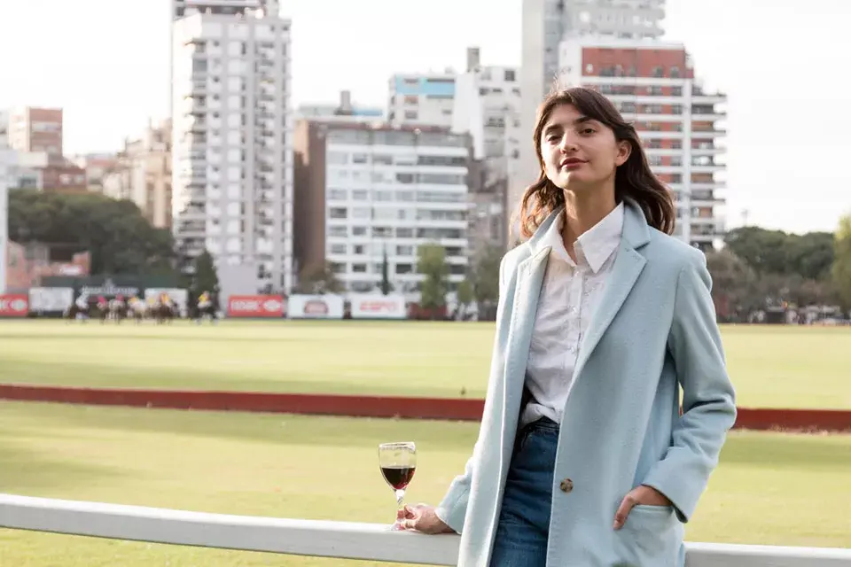 Paloma Cepeda siempre al tanto de las últimas tendencias de moda, estuvo en el mismo evento con un tapado divino en color celeste, el hit de la temporada