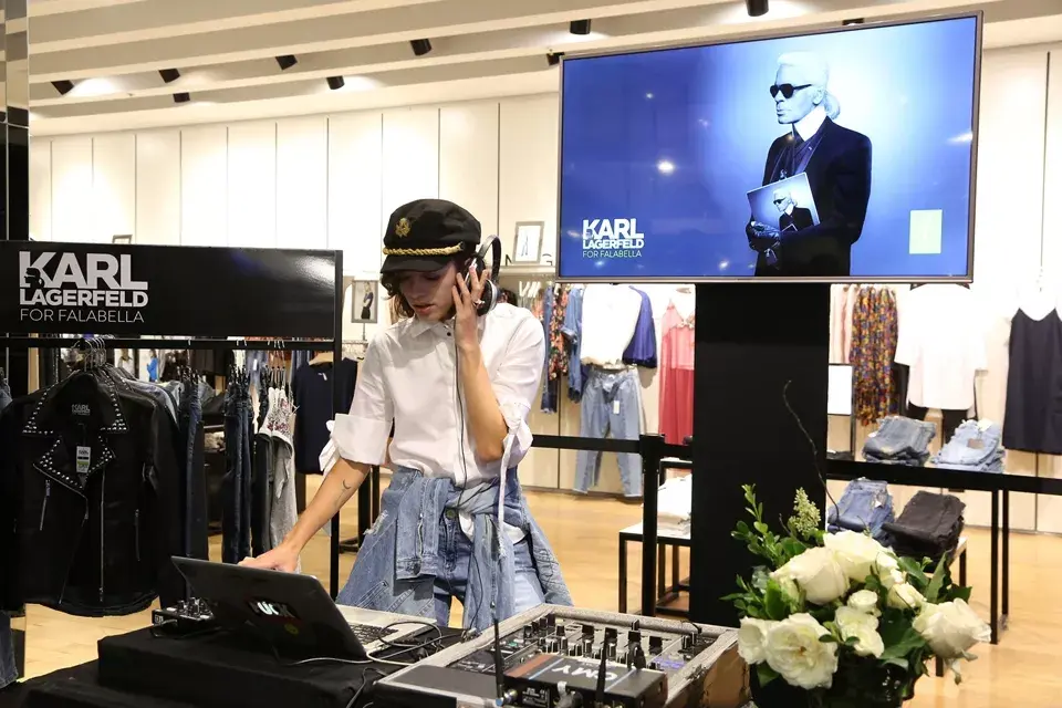 Belén Chavanne, dirigiendo como capitana de barco la música del lanzamiento de la colección de Karl Lagerfeld para Falabella