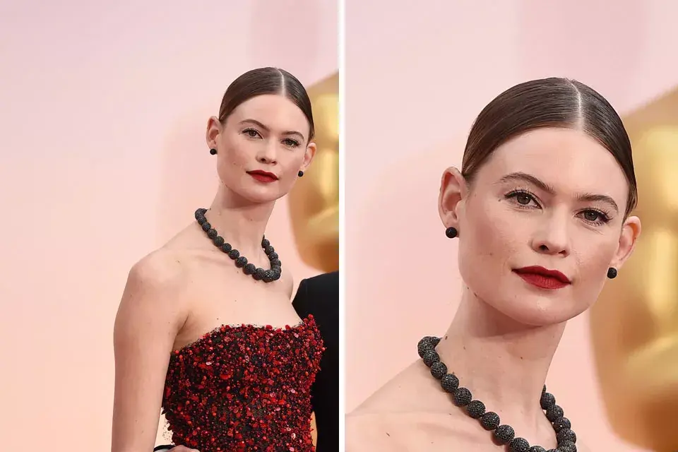 Behati Prinsloo y un look que mucho no la favorece. La supermodelo de Victoria ''s Secret apostó a un recogido  tirante con raya al medio para el gran evento