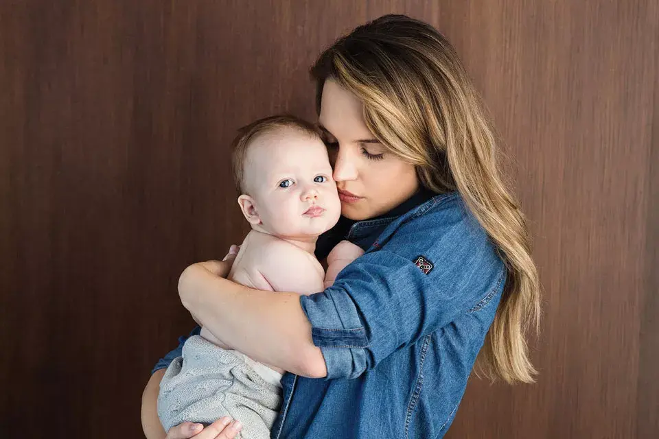 sabrina VESTIDO (YAGMOUR, $899), CAMISA DE JEAN (JOHN L. COOK, $1575). Beltrán PANTALONCITO DE HILO (PIOPPA, $898).