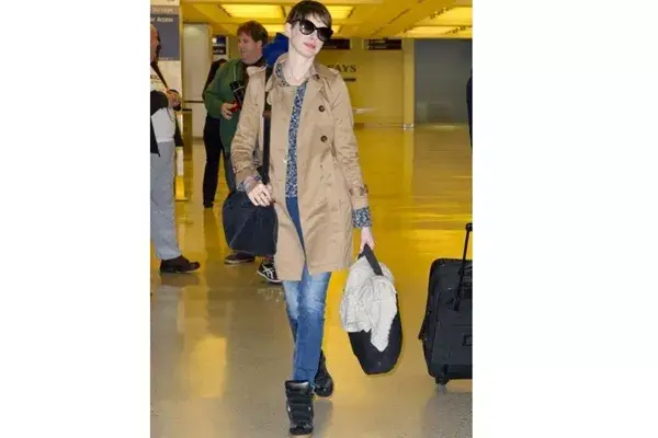 Anne Hathaway las lleva con jeans y trench ¿Te gusta su outfit?