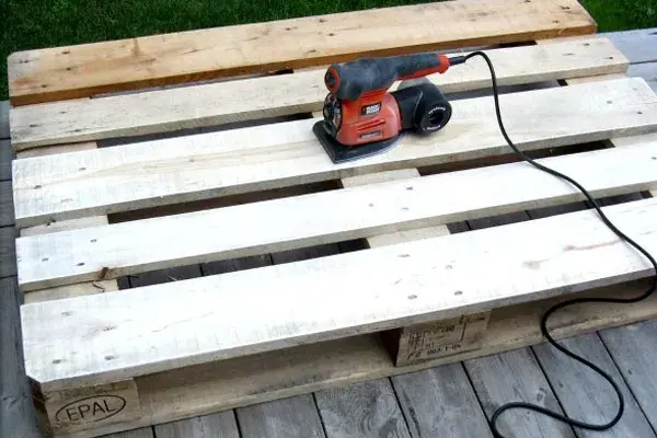 1-Lijó el pallet para dejar la madera bien lisa