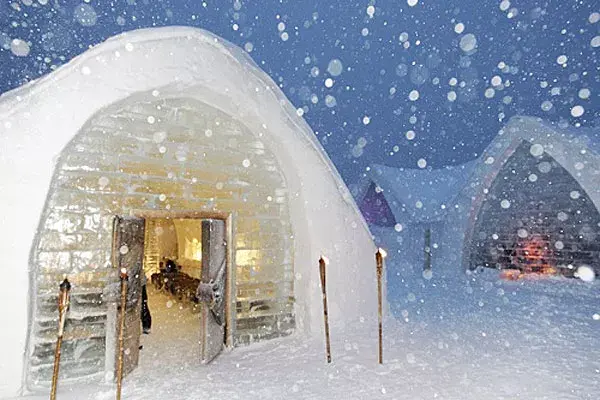 ¿Te imaginaste alguna vez dormir en una habitación de hielo? En el Hotel de Glace, en la estación ecoturística Duchesnay en Quebec, Canadá-, podés alojarte en ambientes esculpidos artísticamente en helados bloques tipo igloo