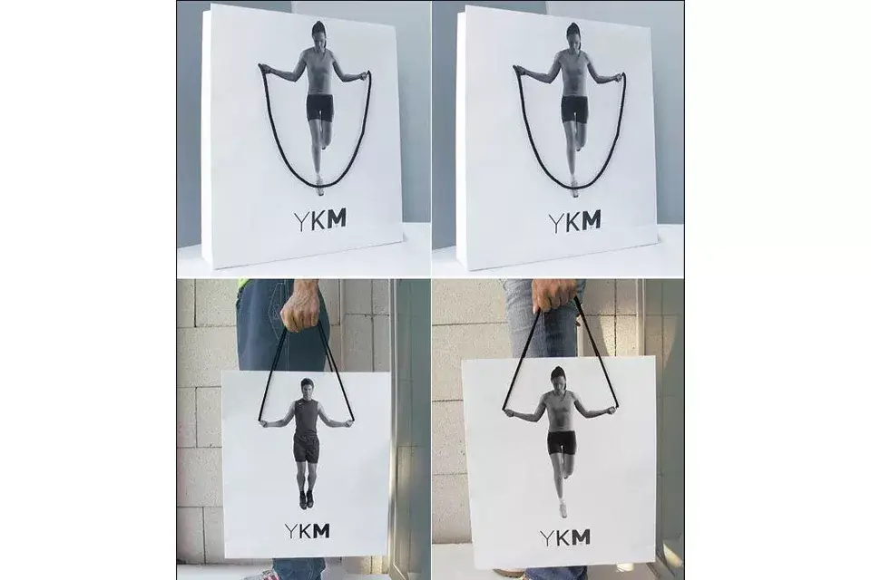 Esta chica salta la soga con la cuerdita que sostiene la bolsa