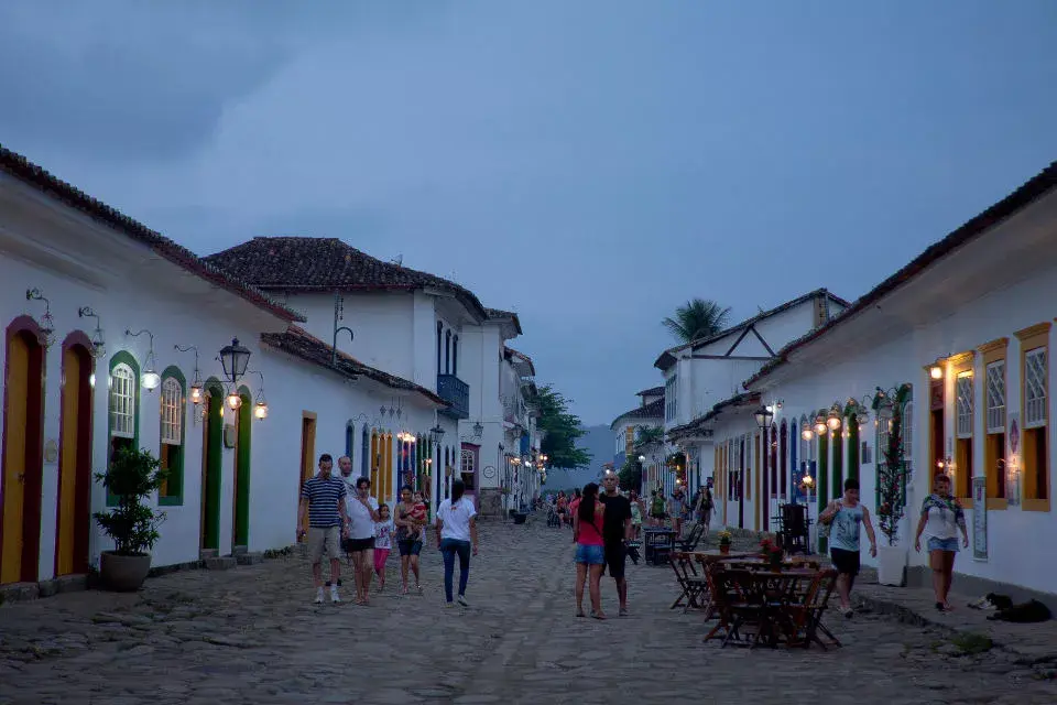 Al anochecer, los faroles se encienden y los bares pueblan las calles de mesas para comer o beber al aire libre