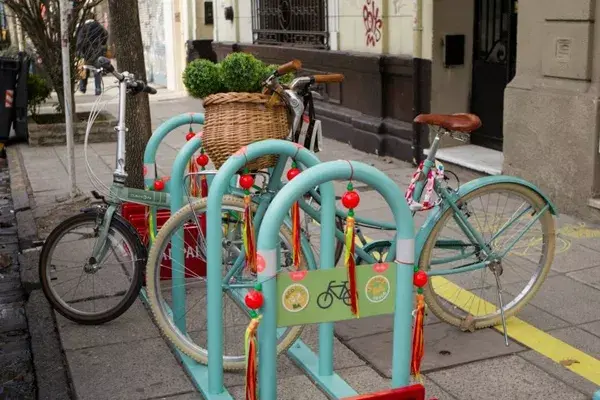 ¡Nos encantaron los bicicleteros intervenidos por Vero Alfie!