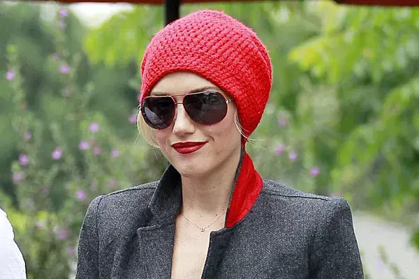 Gwen Stefani, con un gorro bien llamativo que cubre toda su cabeza (¡ideal para un día que nuestro pelo es un desastre!)