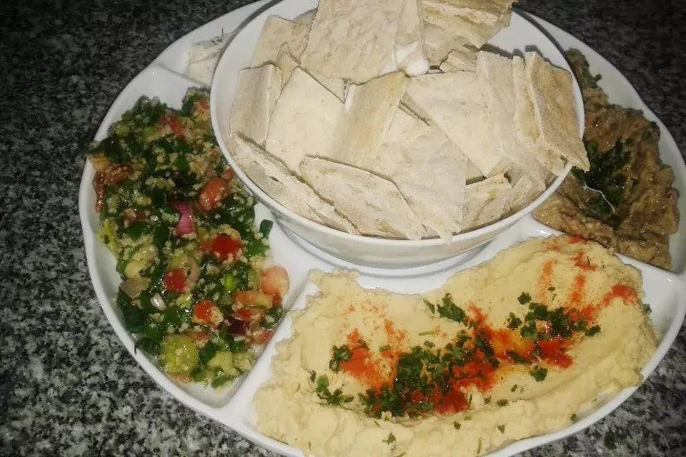 La comida se prepara en el comedor, o sea que es bien casera, y lleva todos los ingredientes típicos de esta cultura