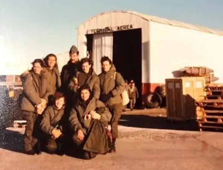 En la previa a la guerra, las mujeres debieron presentarse a la madrugada para ser trasladadas en avión, luego en jeep y finalmente en helicóptero hasta el buque Irízar.