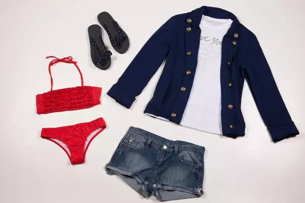 Conjunto trendy de Como quieres que te quiera: bikini ($210), remera ($69), blazer ($220), short ($165), ojotas ($65)