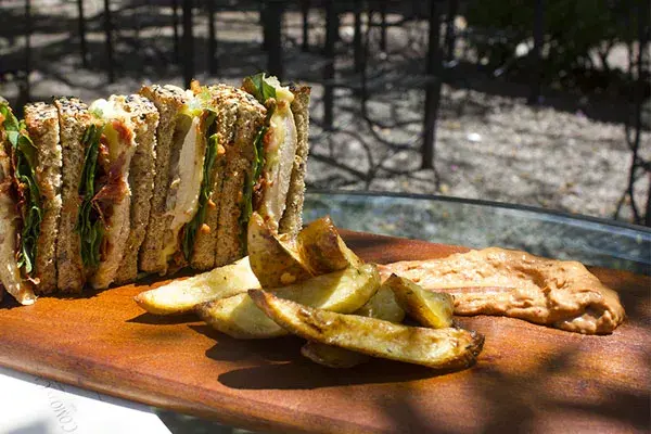 La propuesta para este verano es buscar lugares lindos y al aire libre para hacer de la hora del almuerzo un desenchufe express