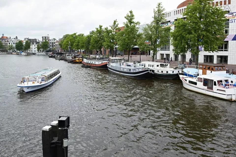 Opción 1: ¿Qué tal esta casa flotante en Amsterdam? ¡Toda la onda!