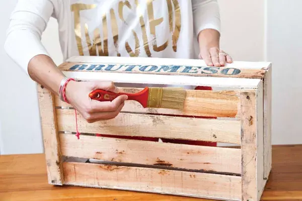 2-En caso de mantener el color de la madera, pincelar con el barniz mate que protege la superficie. Si no, aplicar el acrílico blanco. Eso sí, darle dos manos (por lo menos) porque absorbe bastante