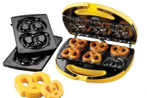 Ya habíamos visto estas planchas o panquequeras para hacer waffles de cualquier tipo de forma pero esto sorprende...por lo ricos que pueden llegar a quedar estos pretzels. Es cuestión de aprender la receta y poner la pasta en estos moldes. ¿Te tentó?