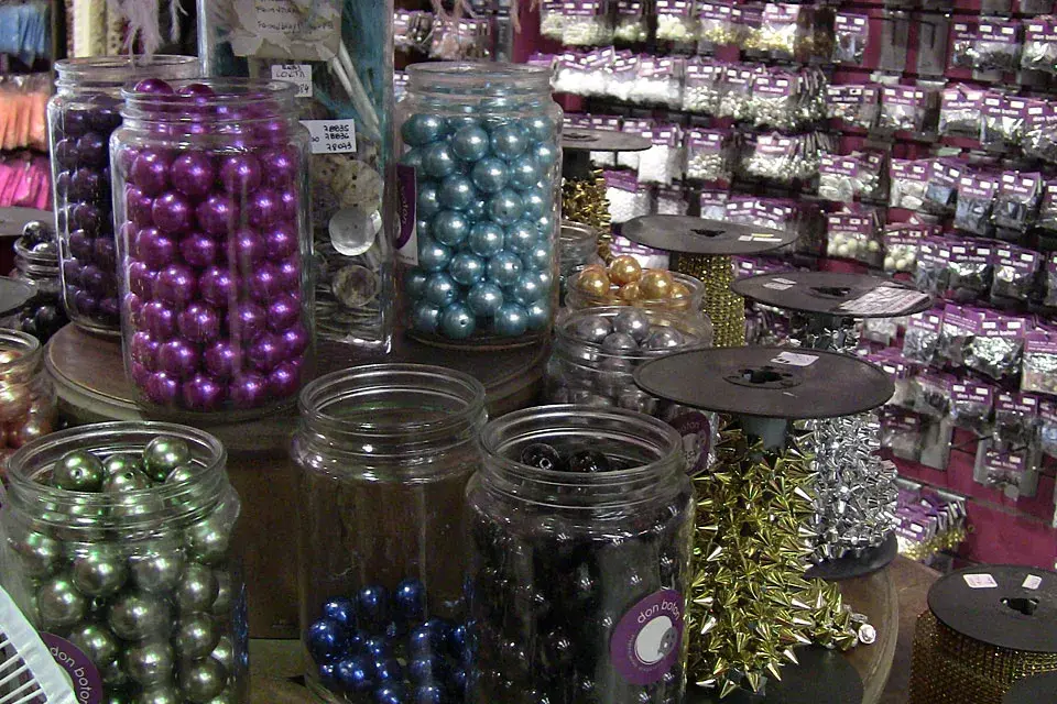 Sobre una mesa, hay una gran variedad de accesorios