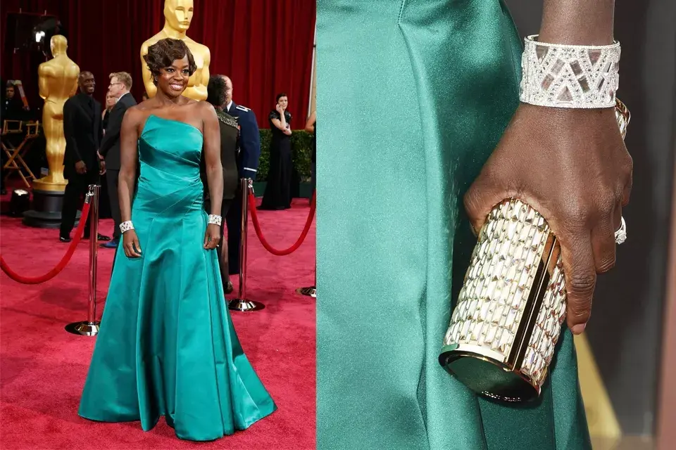 Viola Davis lució dos pulseras anchas y un sobre rígido a puro brillo