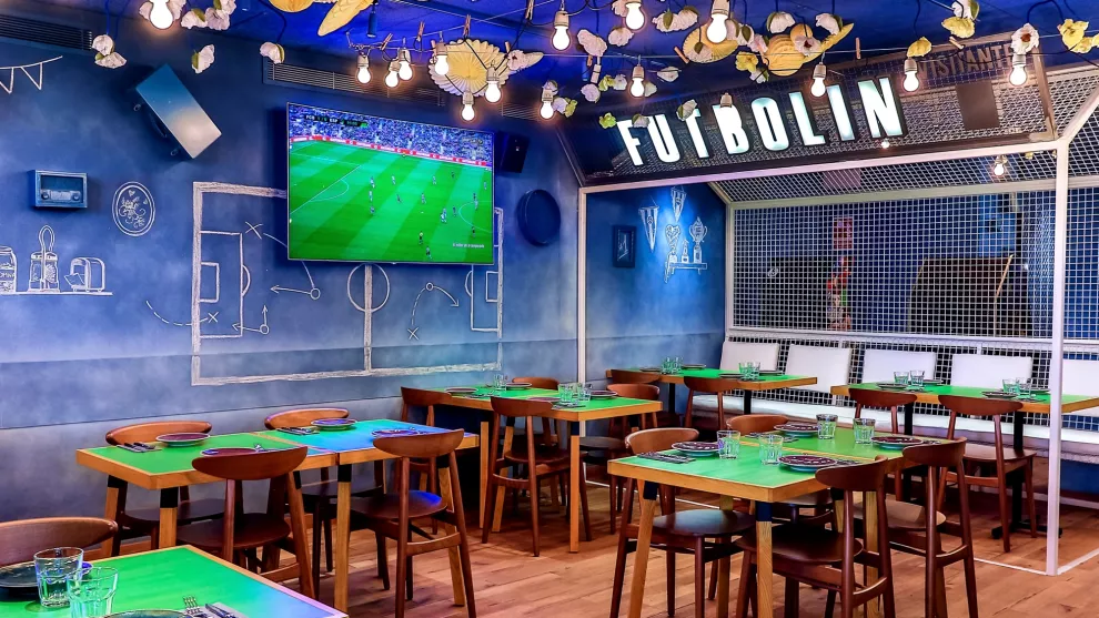No es un restaurante temático, pero tiene un rincón dedicado al fútbol, entre más espacios
