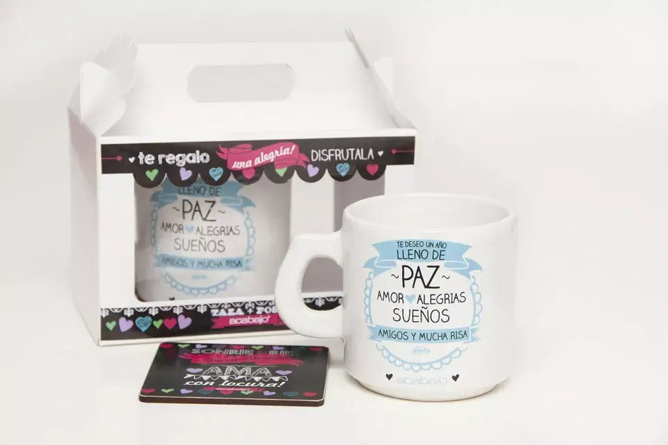 Taza, posa y caja (Acabajo, $140)