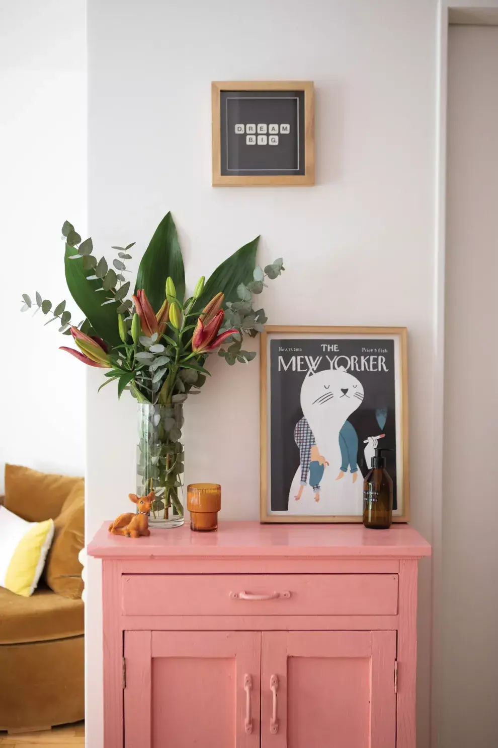 El mueblecito rosa (Antigua Madera) la acompaña desde hace años.