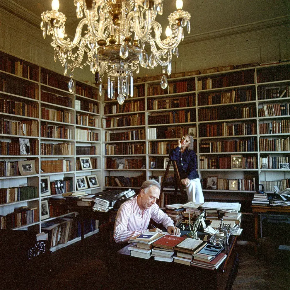 Bioy y Silvina en el escritorio y biblioteca de la casa en la que vivieron