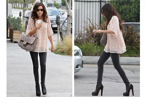 Ashley Tidale combinó un pantalón bien chupín negro con una blusa romántica color nude y tacos súper altos