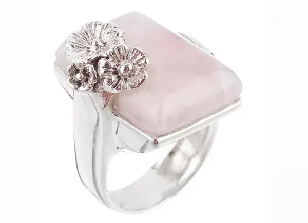 Para las mamás más sofisticadas, un anillo en plata realizado a mano con cuarzo rosa engarzado ($1500), de Monica Benedetti