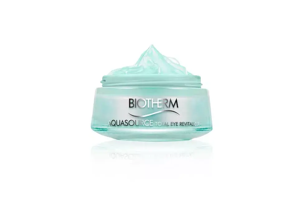 El primer flash de la marca para despertar tus ojos y darles un aspecto revitalizado.( Biotherm Aquasource Total Eye Revitalizer, $775)