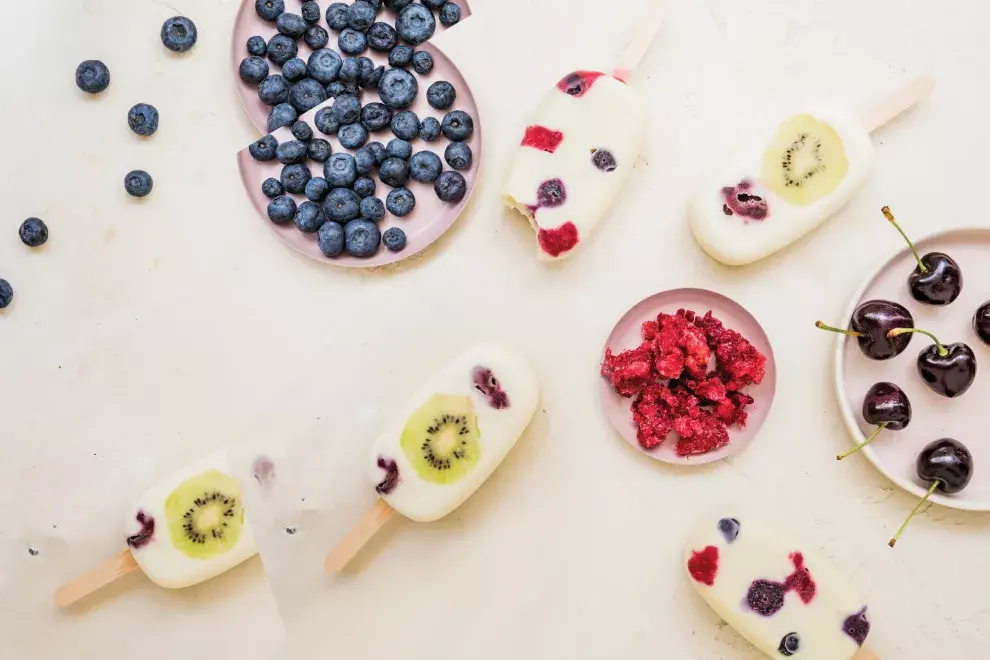 Paletas de coco y frutas.