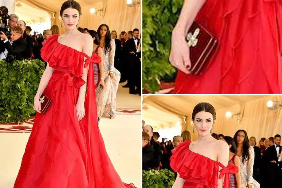 Bee Shaffer apostó por este vestido en color rojo, firmado por Valentino con llclutch de terciopelo y una cruz bordada.