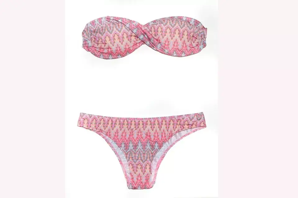 Bikini con bandeau torzado 47 Street, $299