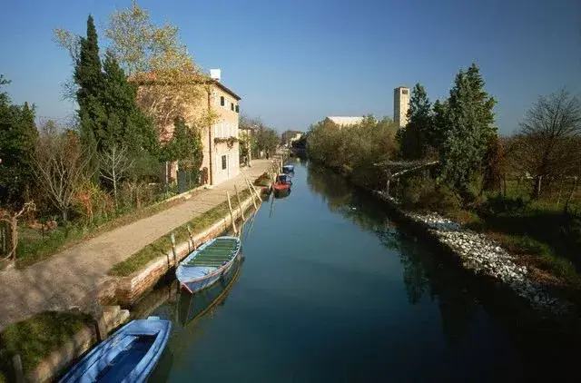 Torcello, contrastante, apenas poblada y rural
