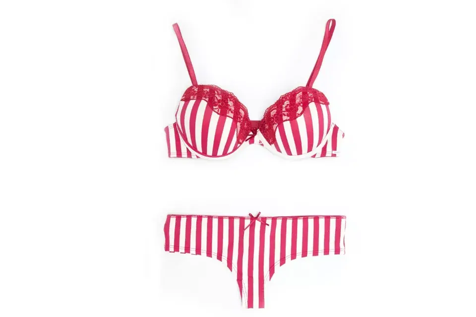 Conjunto rayado con encaje en el escote (Sweet lady, corpiño $234 y culotteless $88)