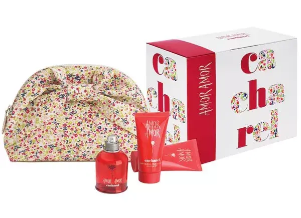 El perfume Amor Amor de Cacharel, un gel de ducha y una loción para el cuerpo, más el pouch, $285