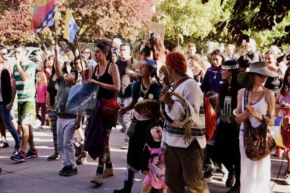 Nativos mapuches unidos por la misma causa.