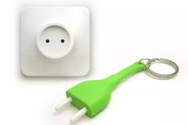 Simple y práctico. Pegás el artefacto a la pared y te llevás el enchufe (de plástico) en el llavero. Cuando llegás a tu casa, lo enchufás y listo