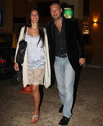 Marcelo Tinelli y  Paula Robles, la chica de tapa de enero,  cenaron con amigos en el Mantra Resort de La Barra.