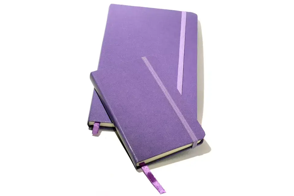 Libretas con tapas de colores (Brugge, desde $75)