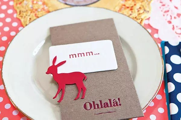 Sobre los platos, la papelería personalizada es de Ex Industria Argentina. trabajan con tipografías antiguas