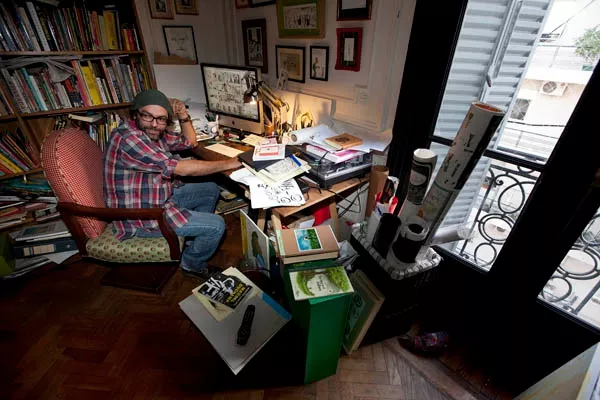 El escritorio de Liniers: lápices, papeles y la Mac