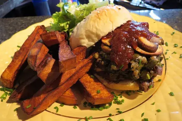 MAD combina hamburguesas gourmet con coctelería de autor