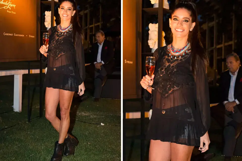 Gabriela Sari con un outfit muy hot: camisa con transparencias, short y botas; ¡todos los ojos masculinos puestos en esas piernas!