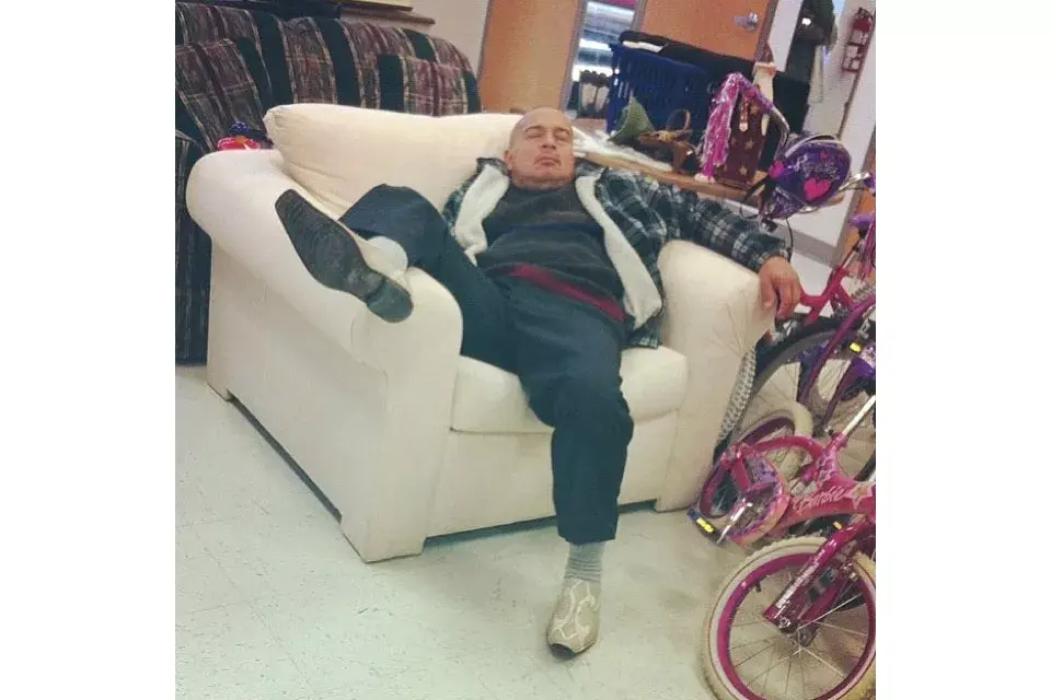 Ya sin tapujos, este personaje se acomoda en el sillón de la tienda para esperar plácidamente a su compañera