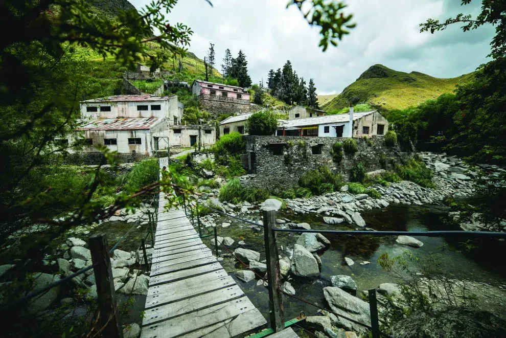 Pueblo Escondido está al pie del Cerro Áspero. 