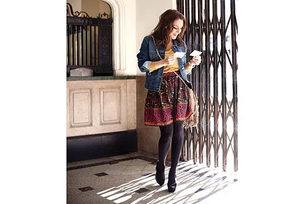 Remera de algodón (AyNotDead, $298), falda estampada (Rapsodia, $669), campera de denim (AyNotDead, $898), cartera (bnedikta, $1350), medias (silvana, $102), pulsera (india style, $115), zapatos de gamuza (bnedikta, $1100)